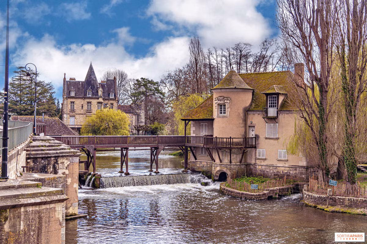 Trong các bức tranh đắt giá của họa sĩ Alfred Sisley, thành phố thời trung cổ này hiện lên cực kỳ ấn tượng. Cuộc sống ở ngôi làng này thật yên bình với những hàng cây xanh mát tỏa bóng bên sông.