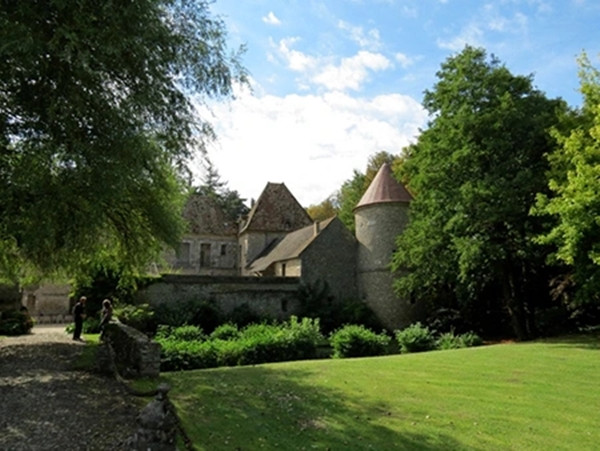 Làng Villeconin: Phía tây nam của Paris, làng Villeconin quyến rũ bởi lâu đài xây dựng vào năm 1388. Đến đây, bạn có thể ghé thăm lâu đài và chiêm ngưỡng tháp phòng ngự, rào chắn bằng song sắt và cây cầu gỗ.