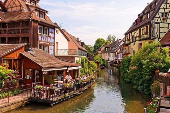 Ngôi làng Colmar: Đây là một trong những ngôi làng đẹp nhất nước Pháp, với khung cảnh và vẻ đẹp bình dị. Ngôi làng Colmar nằm bên dòng sông Lauch thơ mộng thuộc vùng Alsace, là vùng đất được thiên nhiên ưu đãi khá nhiều và được ví là tiểu Venice.