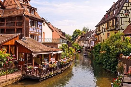 Ngôi làng Colmar: Đây là một trong những ngôi làng đẹp nhất nước Pháp, với khung cảnh và vẻ đẹp bình dị. Ngôi làng Colmar nằm bên dòng sông Lauch thơ mộng thuộc vùng Alsace, là vùng đất được thiên nhiên ưu đãi khá nhiều và được ví là tiểu Venice.