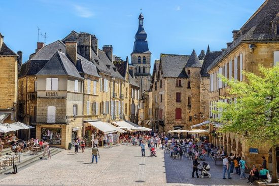 Ngôi làng Sarlat la Caneda thuộc miền Tây nước Pháp, được đánh giá là một trong những ngôi làng đẹp bậc nhất nước Pháp và cả thế giới. Sarlat la Caneda cuốn hút du khách bởi vẻ đẹp bình dị, yên ả đến lạ.