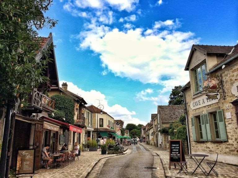 Làng Barbizon: Cách thủ đô Paris khoảng 60km, ngôi làng Barbizon nằm ở bìa rừng Fontainebleau, rất duyên dáng và thanh bình. Đây gọi là “ngôi làng họa sĩ" vì có rất nhiều họa sĩ khắp nơi trên thế giới quy tụ tại ngôi làng này để lấy cảm hứng sáng tác tranh.