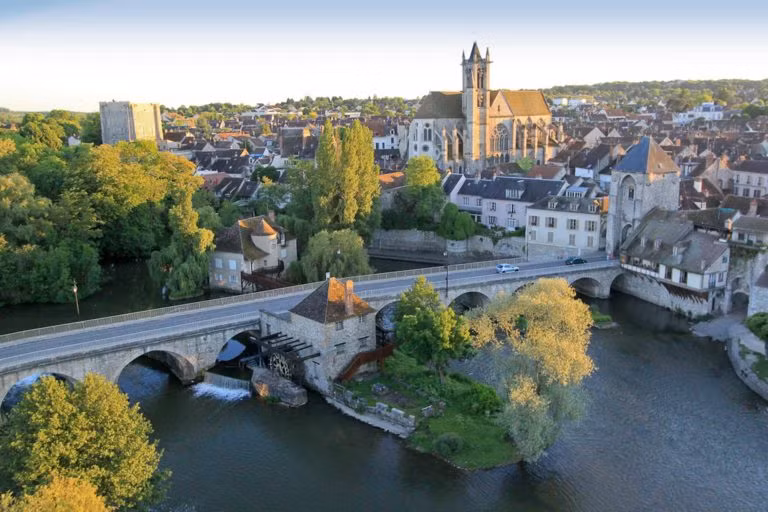 Làng Moret-sur-Loing: Mornet – sur – Loing, một trong những ngôi làng đẹp nhất nước Pháp, chỉ các Paris khoảng 70km. Khác xa với sự ồn ào náo nhiệt của Paris, nơi đây khiến cho bạn cảm giác như mình đang quay trở lại quá khứ.