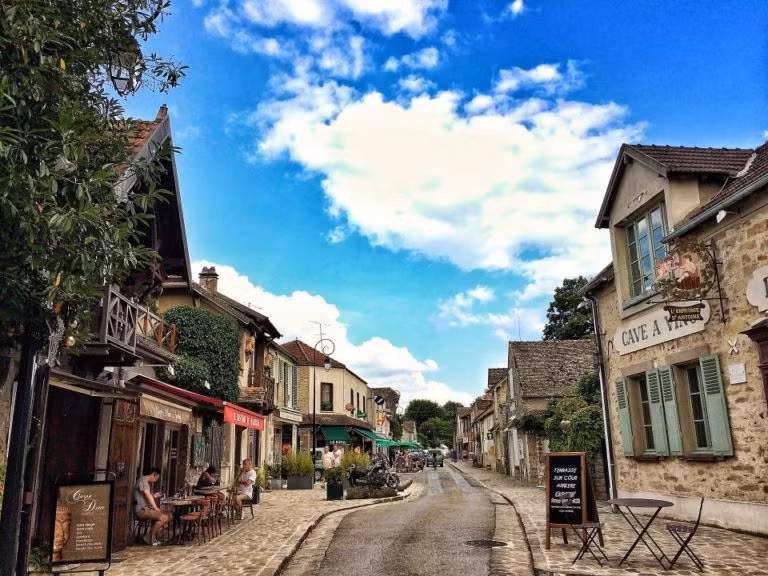 Làng Barbizon: Cách thủ đô Paris khoảng 60km, ngôi làng Barbizon nằm ở bìa rừng Fontainebleau, rất duyên dáng và thanh bình. Đây gọi là “ngôi làng họa sĩ" vì có rất nhiều họa sĩ khắp nơi trên thế giới quy tụ tại ngôi làng này để lấy cảm hứng sáng tác tranh.