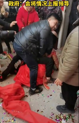 Phẫn nộ cảnh cô dâu Trung Quốc bị nhóm khách nam đè lên người - Hình 2 Phan no canh co dau Trung Quoc bi nhom khach nam de len nguoi-Hinh-2