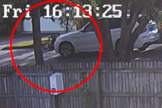 Thấy chồng ôm hôn bồ trên phố, vợ lái xe đâm cả hai Thay chong om hon bo tren pho, vo lai xe dam ca hai