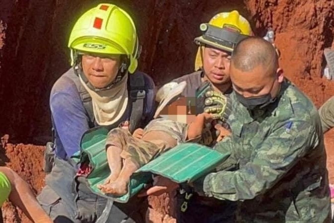 Thái Lan giải cứu bé gái 1 tuổi rơi xuống hố sâu 13 m Thai Lan giai cuu be gai 1 tuoi roi xuong ho sau 13 m