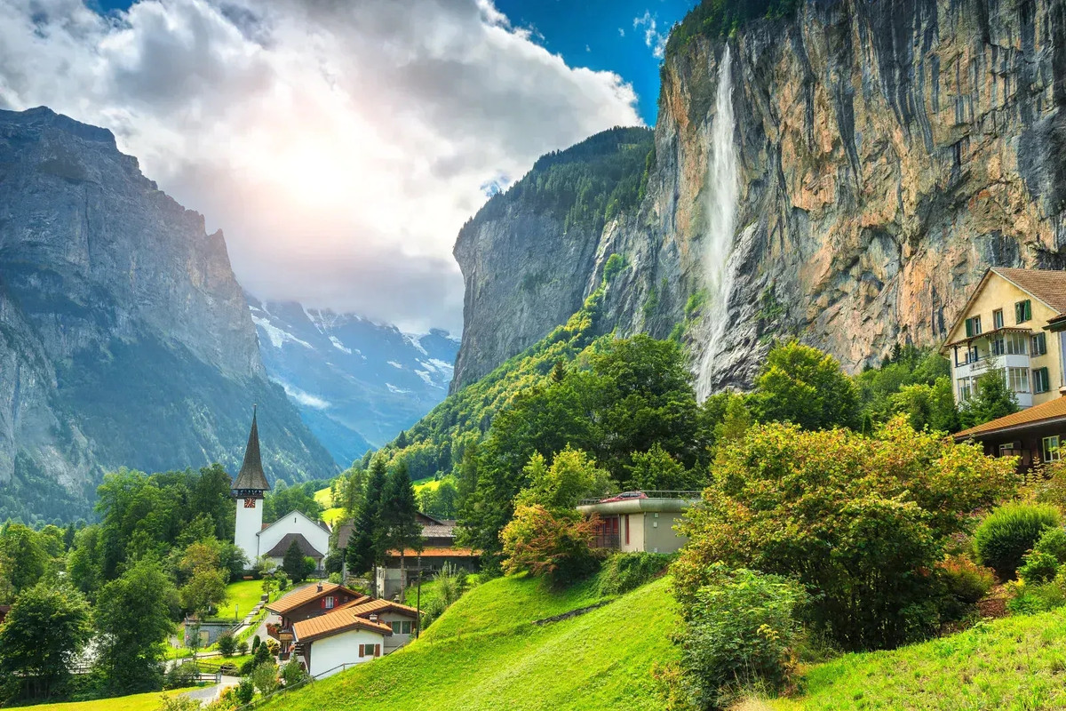 Lauterbrunnen, Thụy Sĩ: Nằm nép mình bên thung lũng Alps, Lauterbrunnen mang vẻ đẹp mộng mơ, huyền bí.
