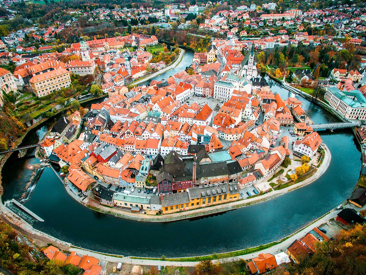  Ngôi làng cổ kính Cesky Krumlov, Cộng Hòa Séc: Làng Cesky Krumlov được UNESCO công nhận là di sản thế giới từ năm 1992. Nơi đây thu hút khách du lịch khắp nơi trên thế giới.