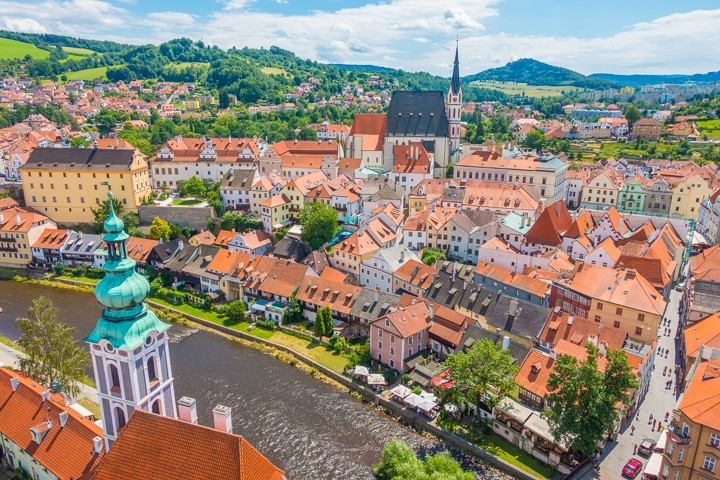 Những ngôi nhà mái ngói đỏ tươi san sát, soi mình xuống mặt sông phẳng lặng. Cảnh vật tĩnh lặng, trong xanh tựa hồ như một bức tranh cổ tích đầy thơ mộng.