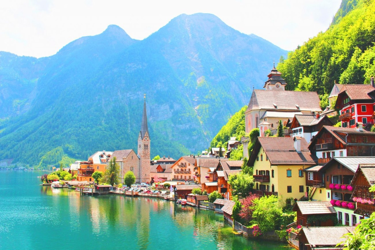 Làng cổ Hallstatt, Áo: Nơi này là một thị trấn nhỏ, cổ kính lâu đời bậc nhất châu Âu. Nằm giữa thành phố Salzburg (quê hương của Mozart – nhà soạn nhạc thiên tài) và Graz của khu du lịch Salzkammergut.