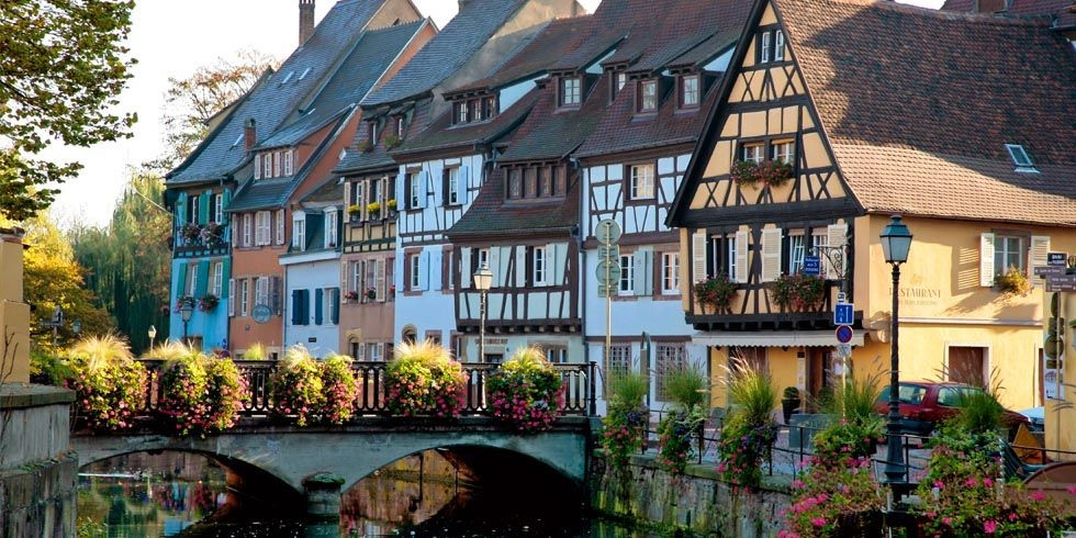 Được mệnh danh là một trong những ngôi làng cổ đẹp nhất nước Pháp, Colmar e ấp, yêu kiều làm đắm say bất cứ ai khi đến đây.