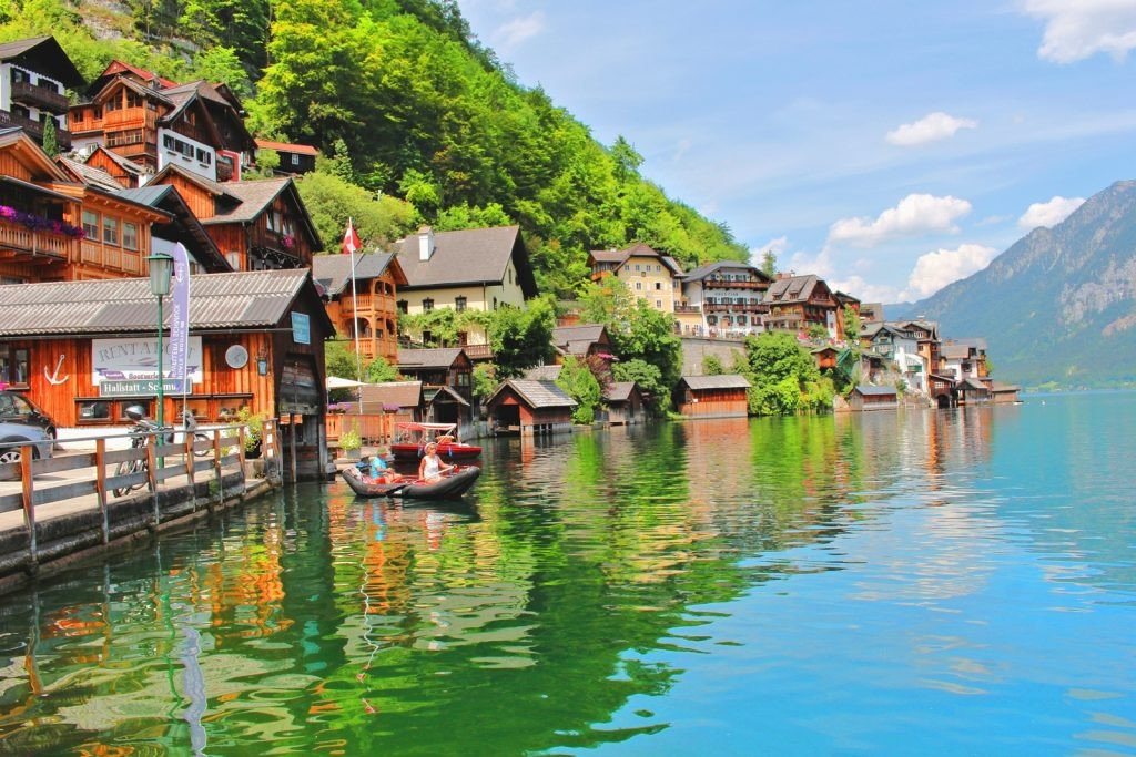 Hallstatt nằm phía tây hồ Hallstätter See, nơi những ngôi nhà nằm san sát nhau dựa lưng vào những dãy núi trùng điệp. Ngày nay Hallstatt vẫn giữ nguyên vẻ đẹp bình yên, thơ mộng như vốn có.