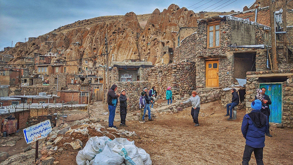 Những ngôi nhà ở làng Kandovan thường có từ 2 đến 4 tầng, tầng nào cũng có cửa sổ với kính trang trí. Tầng trệt dành cho động vật, tầng một và tầng hai làm không gian sinh sống, còn tầng trên cùng có thể làm nơi thờ cúng hay lưu giữ những vật dụng không cần thiết.