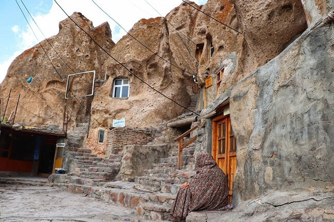 Những ngôi nhà ở Kandovan được xây dựng trên độ dốc 70 độ vậy nên có thể dễ dàng bắt gặp những bậc thang bằng đá hoặc gỗ khắp làng.