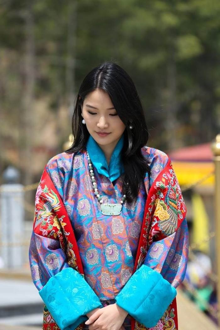 Vẻ đẹp của cô cùng chuyện tình lãng mạn giữa Hoàng hậu Jetsun Pema với Vua Jigme Wangchuck đã chinh phục được người hâm mộ khắp thế giới.