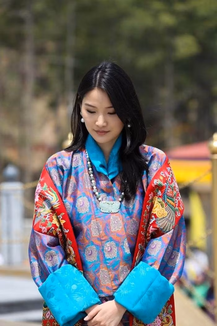 Vẻ đẹp của cô cùng chuyện tình lãng mạn giữa Hoàng hậu Jetsun Pema với Vua Jigme Wangchuck đã chinh phục được người hâm mộ khắp thế giới.