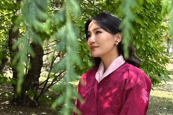 Hôm 4/6, hoàng gia Bhutan công bố hai bức chân dung hoàng hậu Jetsun Pema nhân dịp sinh nhật lần thứ 33 của bà.