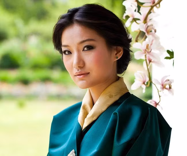 Hoàng hậu Jetsun có đam mê nghệ thuật và hội họa. Bà bắt đầu yêu tranh từ khi theo học tại một trường nội trú tư ở Ấn Độ. Sau đó, bà học về Tâm lý và Lịch sử Nghệ thuật tại Đại học Regent ở London (Anh).