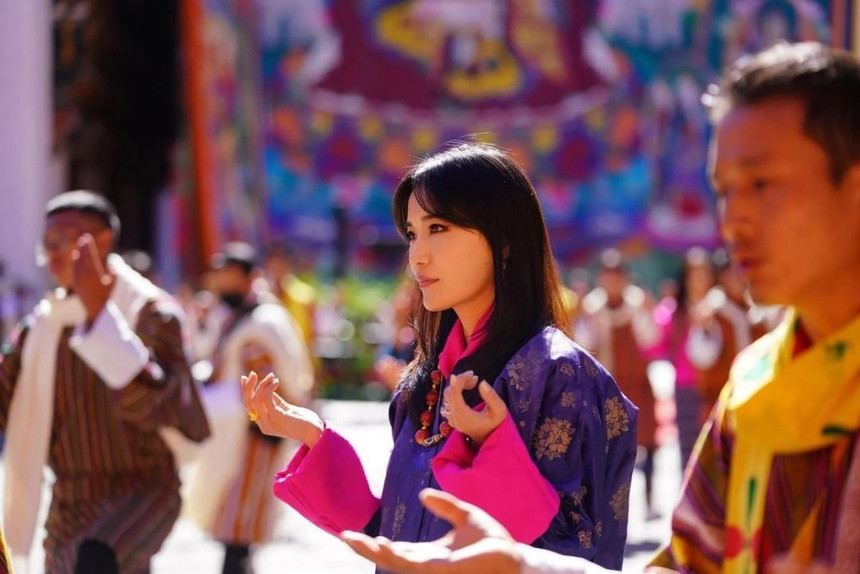 Hoàng hậu Bhutan còn yêu thích bóng rổ và từng là đội trưởng đội bóng rổ ở trường. Bà cũng tham gia nhóm nhạc và các chương trình nhảy múa khi còn đi học.