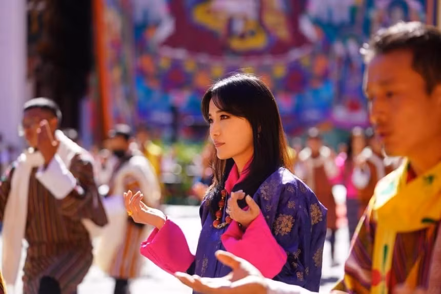 Hoàng hậu Bhutan còn yêu thích bóng rổ và từng là đội trưởng đội bóng rổ ở trường. Bà cũng tham gia nhóm nhạc và các chương trình nhảy múa khi còn đi học.