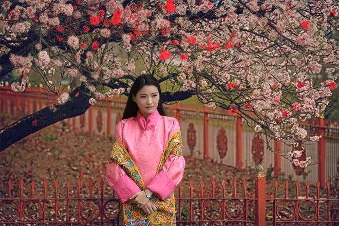 Ngoài Dzongkha, ngôn ngữ chính thức của Bhutan, Hoàng hậu còn thông thạo tiếng Anh và tiếng Hindi.