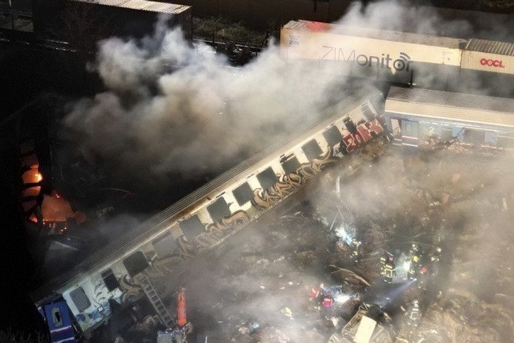 Vụ tai nạn tàu hoả Hy Lạp xảy ra gần Tempe, cách thủ đô Athens khoảng 233 km. Vào thời điểm xảy ra sự cố, trên đoàn tàu chở khách có 350 người. Lực lượng cứu hộ đã kéo nhiều người sống sót ra khỏi đống đổ nát.