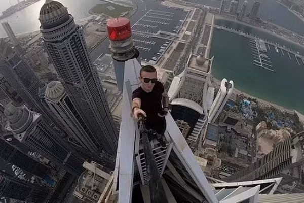 Roi tu cao oc 68 tang, nhiep anh gia tu vong thuong tam