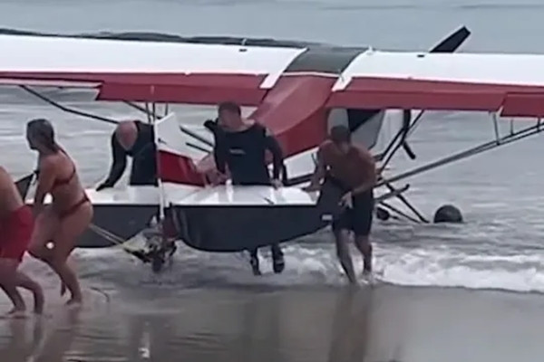 Máy bay đâm xuống biển trước mặt hàng trăm du khách May bay dam xuong bien truoc mat hang tram du khach