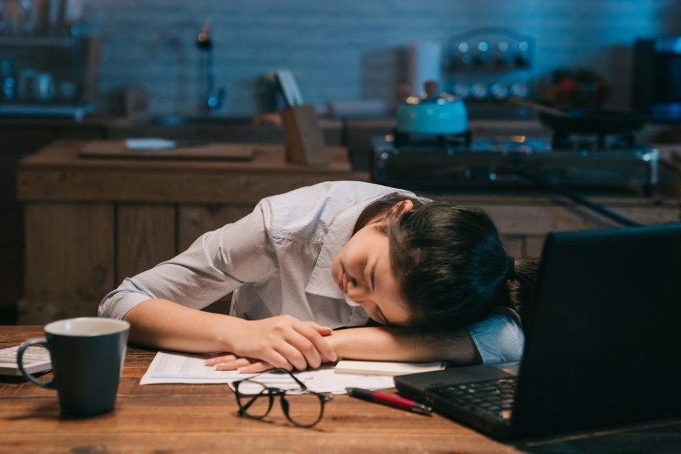 Bat nhan vien lam ngoai gio, cong ty phai boi thuong hon 100 trieu