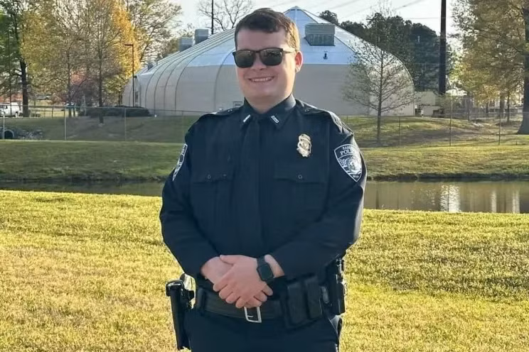 Co cuu nguoi tu tu khoi duong ray, si quan canh sat My thiet mang