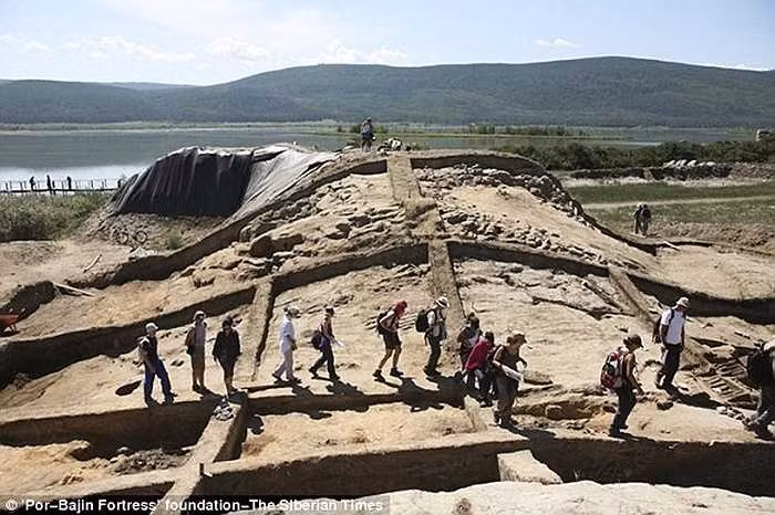 Theo các chuyên gia, hòn đảo được xây dựng dưới thời đế quốc Hồi Hột (từ năm 744 - 840 sau Công nguyên).