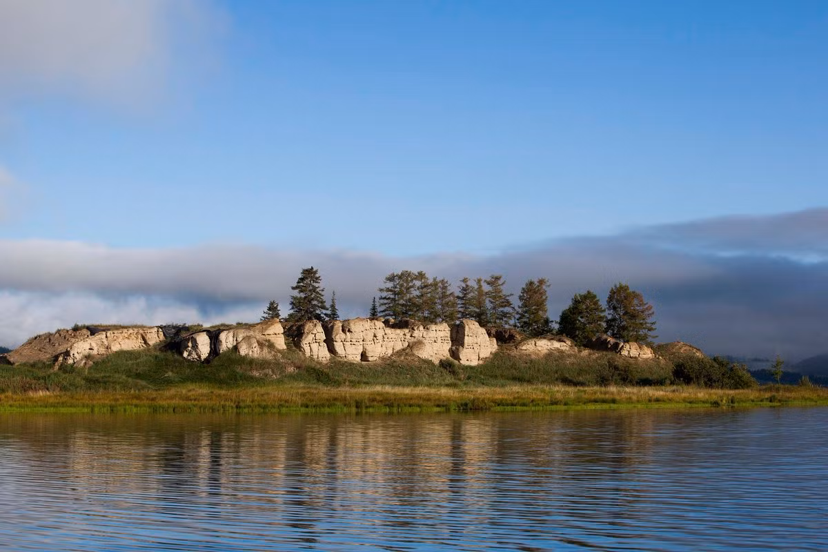 Giáo sư Heinrich Harke, một chuyên gia khảo cổ học về thời kỳ đầu Trung cổ, nói rằng kết cấu của khu vực hòn đảo tương tự như Tử Cấm Thành, và kỹ thuật được sử dụng để xây tường và mái gợi nhớ đến kiến trúc theo phong cách đời nhà Đường.