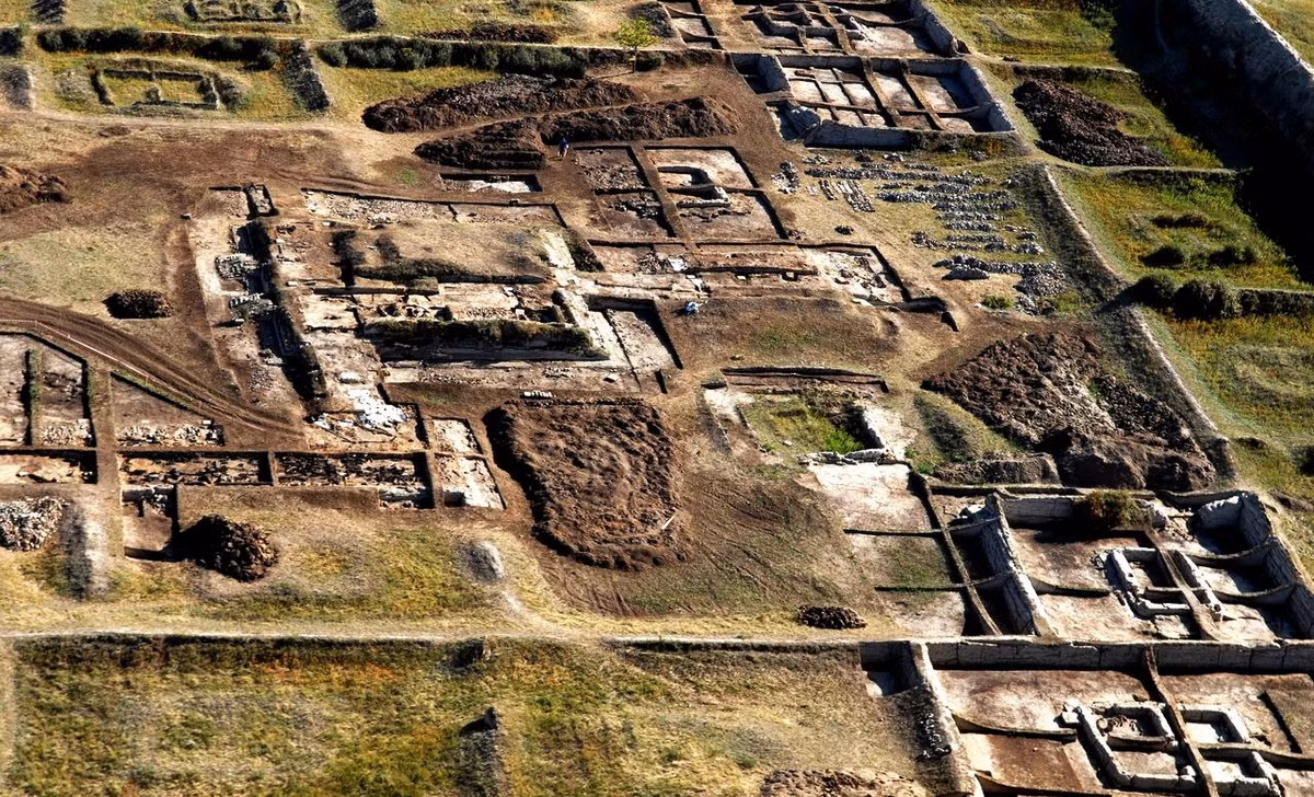 Nhiều nghiên cứu kỹ lưỡng hơn đã được tiến hành vào năm 2007. Trong đó, các nhà khảo cổ học đã khám phá được nhiều phiến đất sét hình bàn chân người, các bức vẽ đã phai màu trên vữa trát tường, những cánh cổng lớn và các mẩu gỗ bị thiêu cháy.