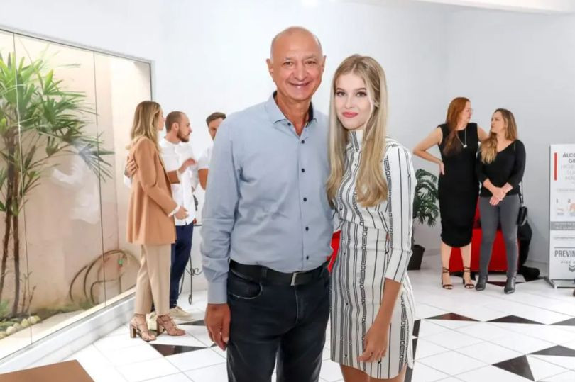 Thị trưởng 65 tuổi ở Brazil kết hôn với thiếu nữ 16 tuổi Thi truong 65 tuoi o Brazil ket hon voi thieu nu 16 tuoi