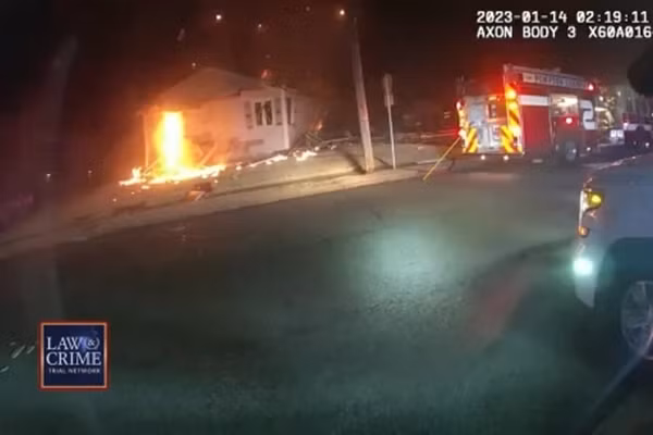 Ngoi nha phat no kinh hoang khi 6 linh cuu hoa van o trong