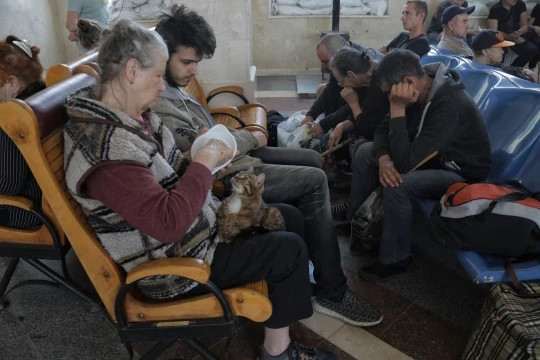 Người dân chờ tàu sơ tán tại một nhà ga ở Kherson, Ukraine. Ảnh: AP.