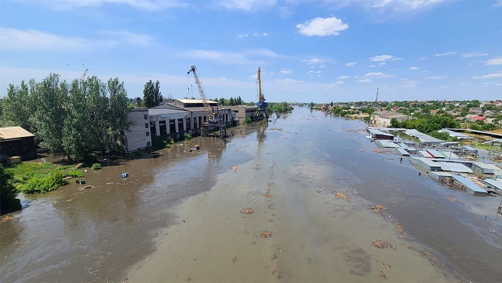 Nước dâng cao nhấm chìm một khu công nghiệp ở Kherson. Ảnh: AP.