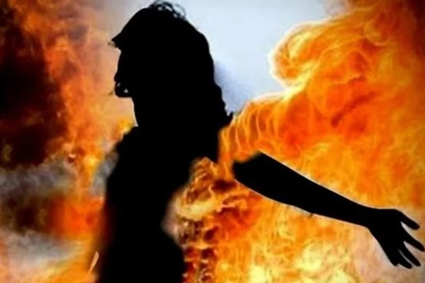 Bi cam di nhau, chong cham lua dot vo