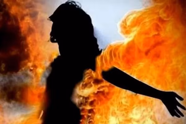 Bi cam di nhau, chong cham lua dot vo