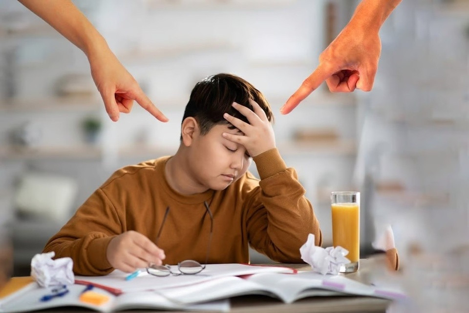 Đạt điểm cao nhưng vẫn bị bố mẹ mắng, cậu bé bỏ nhà đi Dat diem cao nhung van bi bo me mang, cau be bo nha di