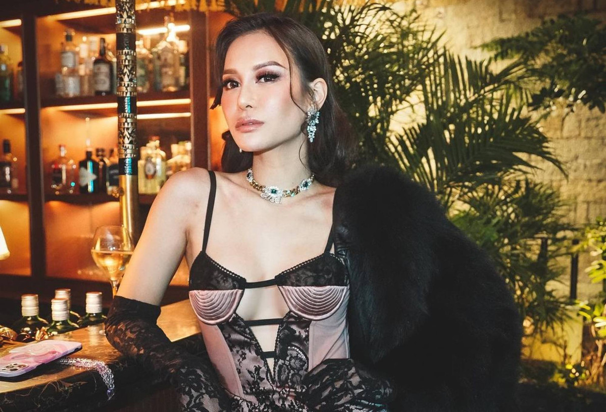  Ái nữ tỷ phú sinh năm 1984 được mệnh danh là đệ nhất thiên kim tiểu thư vì có nhan sắc và quyền thế hàng đầu bán đảo Hong Kong.