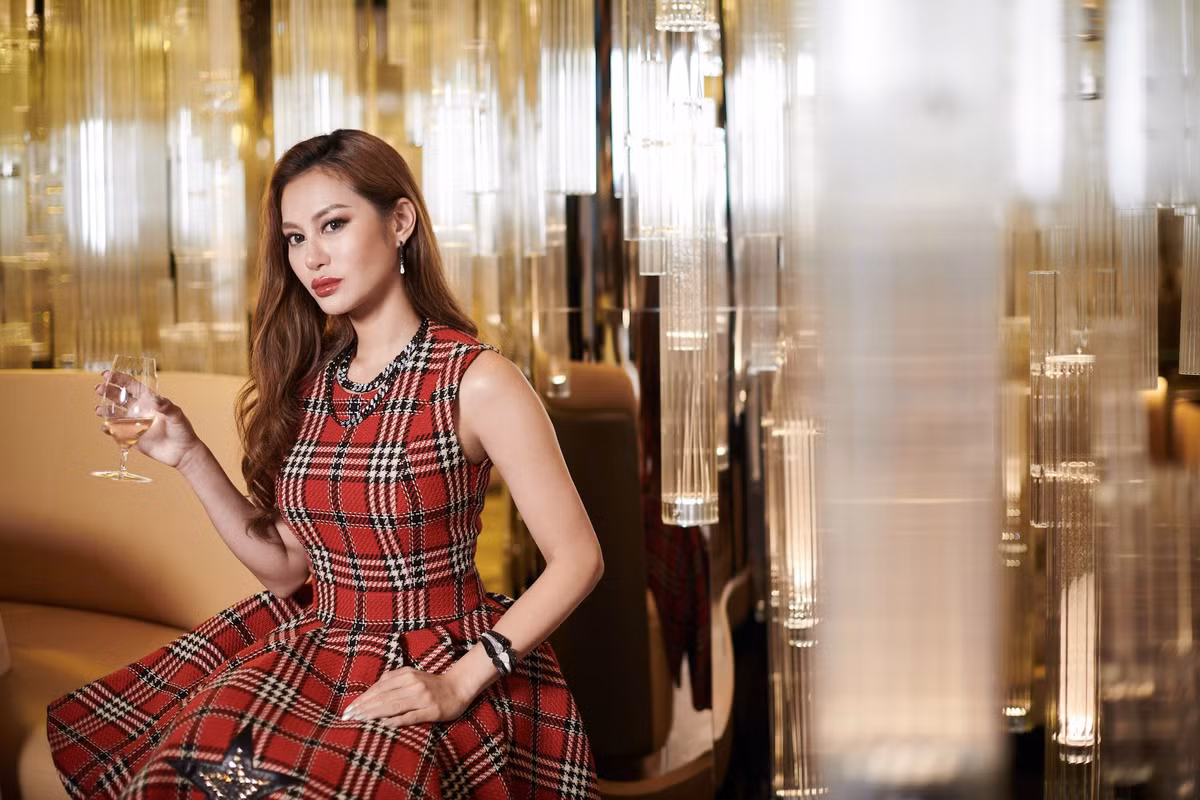 Sở hữu thân hình chuẩn cùng gương mặt khả ái, Elly thường xuyên diện các bộ đồ thuộc các thương hiệu như Gucci, Giambattista Valli, Prada, Hermès.