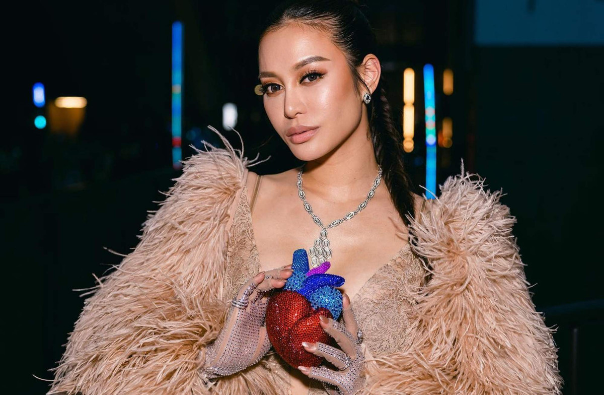 Trên trang instagram cá nhân, Elly có hơn 150.000 người theo dõi cuộc sống xa xỉ với những bữa tiệc hạng VIP và những kỳ nghỉ không có hồi kết tại các resort 5 sao.