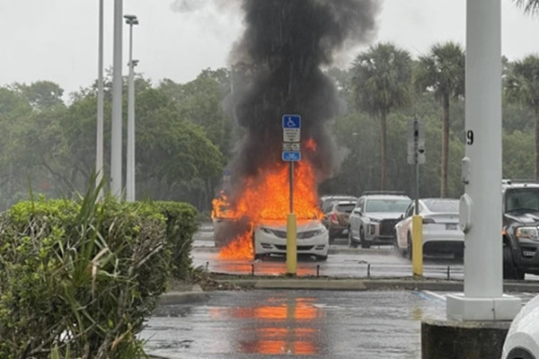 Mai di an trom, ba me bo mac 2 con trong xe boc chay