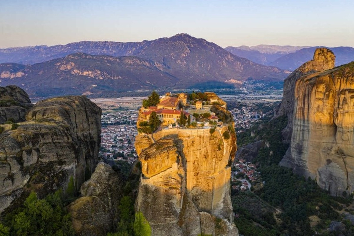 Quá trình xây dựng những công trình "lơ lửng giữa không trung" này vô cùng khó khăn. Họ đã phải vận chuyển khối lượng lớn vật liệu vượt qua các cột đá sa thạch dốc đứng vô cùng hiểm trở bằng những chiếc thang dây. Ảnh: IT.