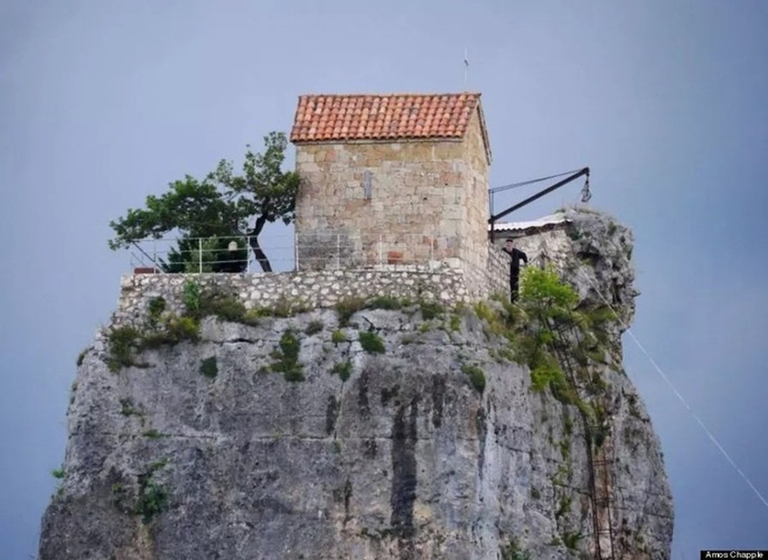 Katskhi được xây dựng vào khoảng từ thế kỷ VI đến thế kỷ VIII. Tuy nhiên, cách thức để xây dựng được nhà thờ trên cột đá này vẫn là một bí ẩn.