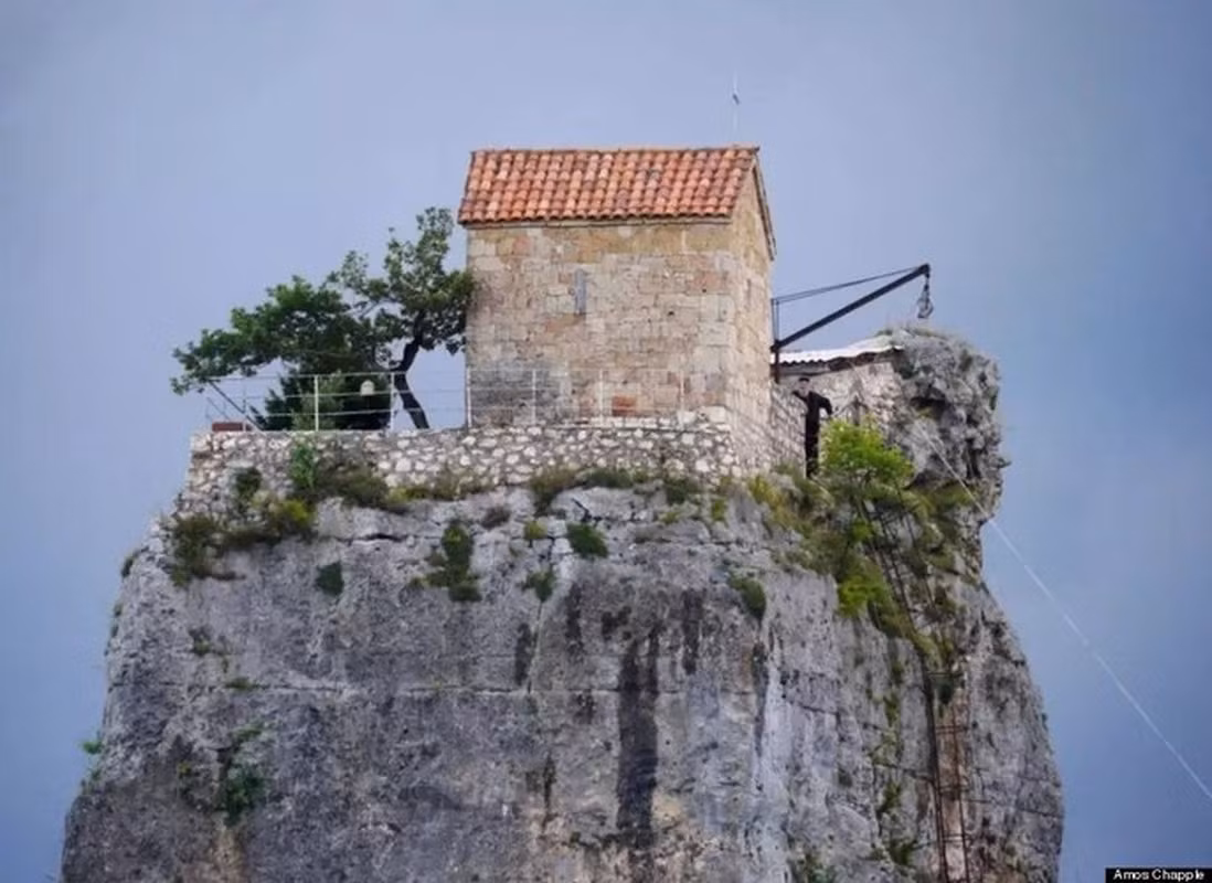 Katskhi được xây dựng vào khoảng từ thế kỷ VI đến thế kỷ VIII. Tuy nhiên, cách thức để xây dựng được nhà thờ trên cột đá này vẫn là một bí ẩn.