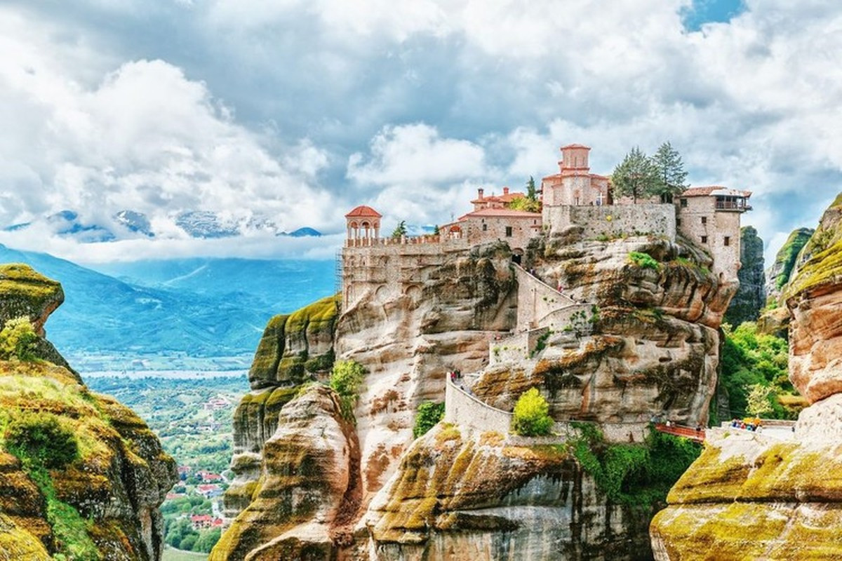 Tu viện “trên mây” Meteora ở Hy Lạp là một trong những công trình kiến trúc độc đáo nhất thế giới, khiến nhiều du khách ngỡ ngàng trước vẻ đẹp nguy nga của nó.