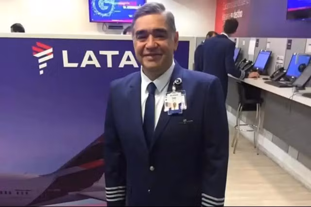 May bay ha canh khan cap vi co truong dot tu trong nha ve sinh